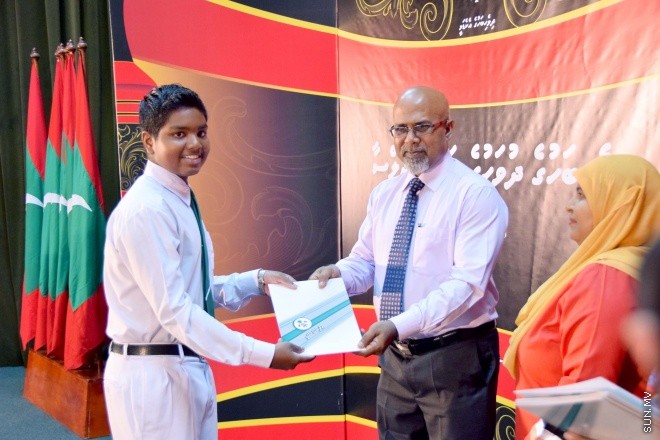 އޭޕްރިލް 16، 2015: ދިވެހި ބަހުގެ ދުވަސް ފާހަގަ ކުރުމަށް ބޭއްވި ރަސްމީ ޖަލްސާގެ ތެރެއިން &ndash; ސަންފޮޓޯ/ އަލީ ނަސީރު