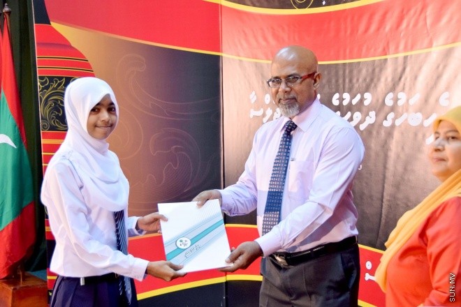 އޭޕްރިލް 16، 2015: ދިވެހި ބަހުގެ ދުވަސް ފާހަގަ ކުރުމަށް ބޭއްވި ރަސްމީ ޖަލްސާގެ ތެރެއިން &ndash; ސަންފޮޓޯ/ އަލީ ނަސީރު