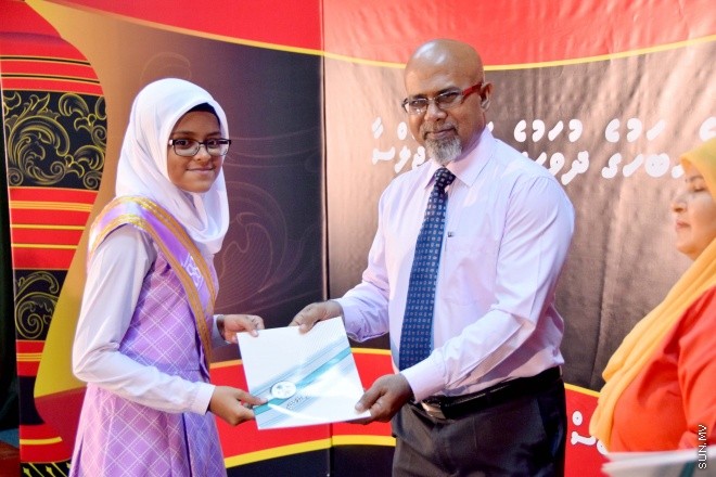 އޭޕްރިލް 16، 2015: ދިވެހި ބަހުގެ ދުވަސް ފާހަގަ ކުރުމަށް ބޭއްވި ރަސްމީ ޖަލްސާގެ ތެރެއިން &ndash; ސަންފޮޓޯ/ އަލީ ނަސީރު