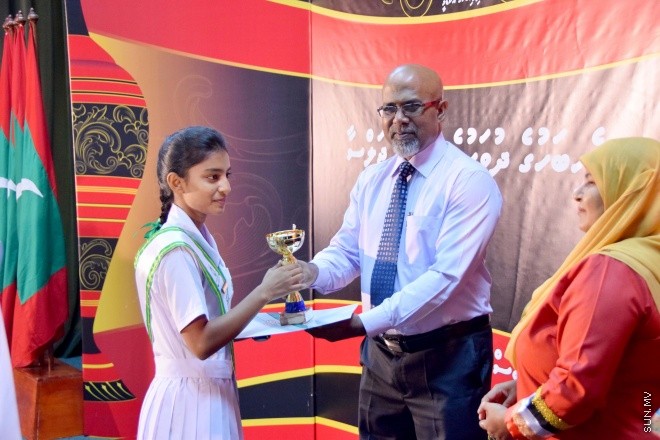 އޭޕްރިލް 16، 2015: ދިވެހި ބަހުގެ ދުވަސް ފާހަގަ ކުރުމަށް ބޭއްވި ރަސްމީ ޖަލްސާގެ ތެރެއިން &ndash; ސަންފޮޓޯ/ އަލީ ނަސީރު