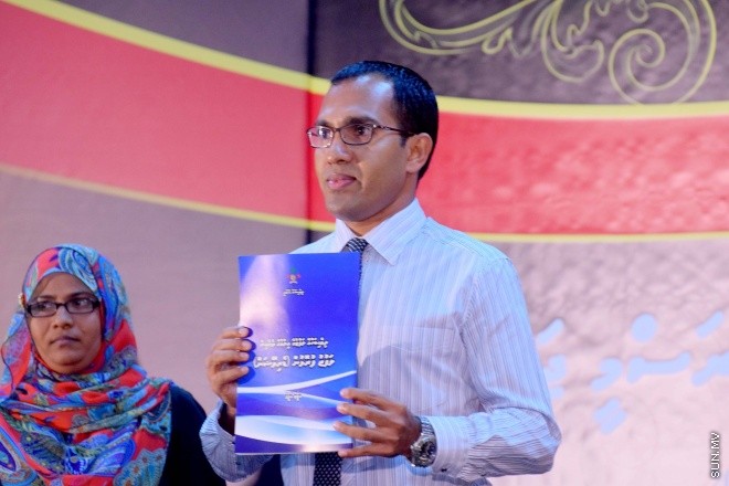 އޭޕްރިލް 16، 2015: ދިވެހި ބަހުގެ ދުވަސް ފާހަގަ ކުރުމަށް ބޭއްވި ރަސްމީ ޖަލްސާގެ ތެރެއިން &ndash; ސަންފޮޓޯ/ އަލީ ނަސީރު