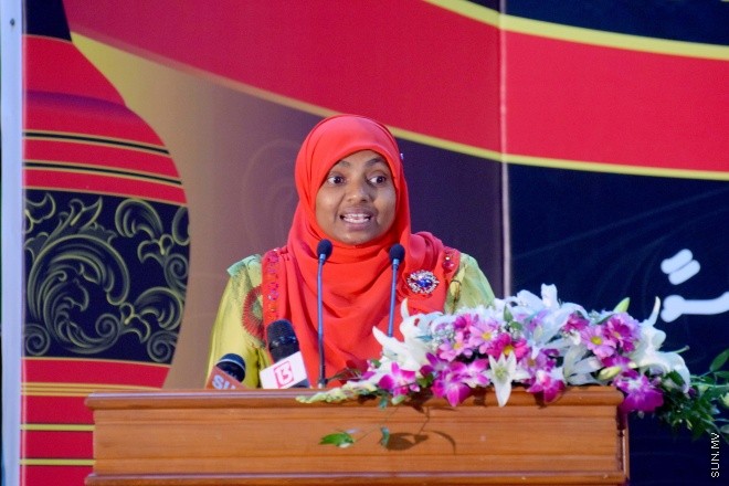 އޭޕްރިލް 16، 2015: ދިވެހި ބަހުގެ ދުވަސް ފާހަގަ ކުރުމަށް ބޭއްވި ރަސްމީ ޖަލްސާގެ ތެރެއިން &ndash; ސަންފޮޓޯ/ އަލީ ނަސީރު