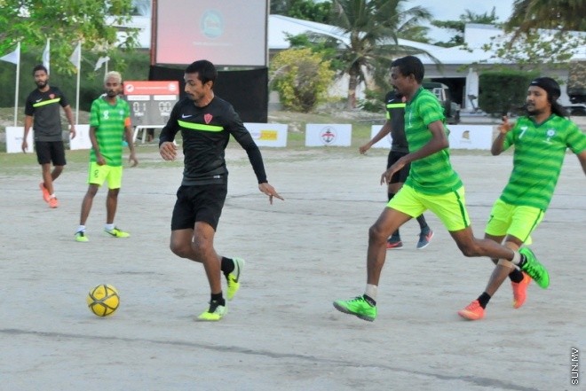 އޭޕްރިލް 22، 2015: ޓީއެމްއޭ ފުޓްސެލް މުބާރާތް ފެޝުމުގެ ރަސްމިއްޔާތުގެ ތެރެއިން --- ސަން ފޮޓޯ/ ޔޫސުފް ސޮފްވާން.