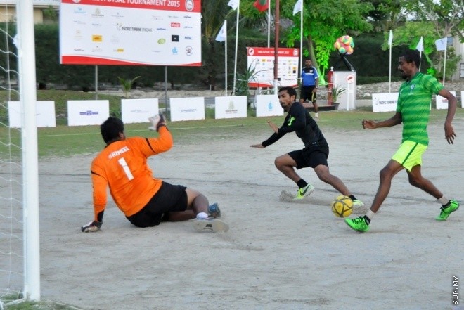 އޭޕްރިލް 22، 2015: ޓީއެމްއޭ ފުޓްސެލް މުބާރާތް ފެޝުމުގެ ރަސްމިއްޔާތުގެ ތެރެއިން --- ސަން ފޮޓޯ/ ޔޫސުފް ސޮފްވާން.