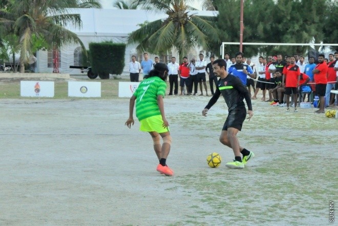 އޭޕްރިލް 22، 2015: ޓީއެމްއޭ ފުޓްސެލް މުބާރާތް ފެޝުމުގެ ރަސްމިއްޔާތުގެ ތެރެއިން --- ސަން ފޮޓޯ/ ޔޫސުފް ސޮފްވާން.