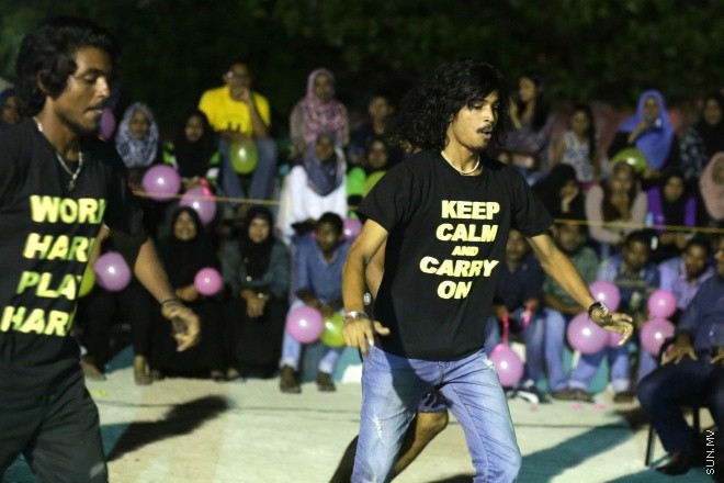 އޭޕްރީލް 25، 2015: ޕޮލިސް ކްލަބް ޒަމާނީ ފުރަތަމަ ބަށިބޯޅަ މުބާރާތުގެ ފައިނަލް މެޗާއި މުބާރާތް ނިންމުމުގެ ރަސްމިއްޔާތުގެ ތެރެއިން -- ސަން ފޮޓޯ/ ފަޔާޒު މޫސާ