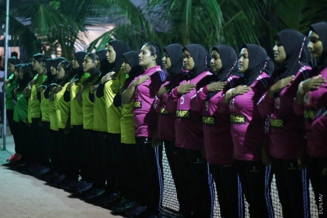 އޭޕްރީލް 25، 2015: ޕޮލިސް ކްލަބް ޒަމާނީ ފުރަތަމަ ބަށިބޯޅަ މުބާރާތުގެ ފައިނަލް މެޗާއި މުބާރާތް ނިންމުމުގެ ރަސްމިއްޔާތުގެ ތެރެއިން -- ސަން ފޮޓޯ/ ފަޔާޒު މޫސާ