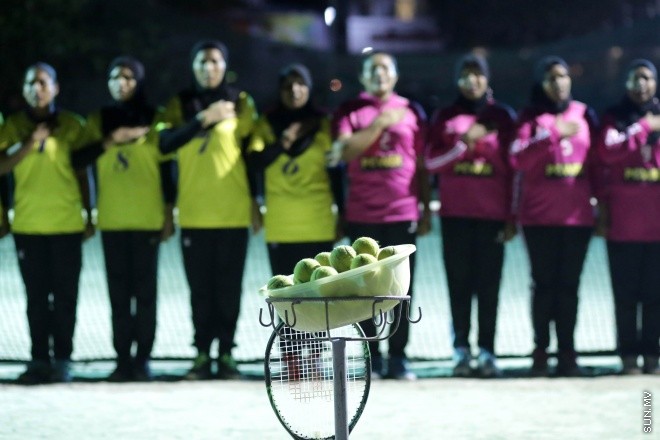 އޭޕްރީލް 25، 2015: ޕޮލިސް ކްލަބް ޒަމާނީ ފުރަތަމަ ބަށިބޯޅަ މުބާރާތުގެ ފައިނަލް މެޗާއި މުބާރާތް ނިންމުމުގެ ރަސްމިއްޔާތުގެ ތެރެއިން -- ސަން ފޮޓޯ/ ފަޔާޒު މޫސާ