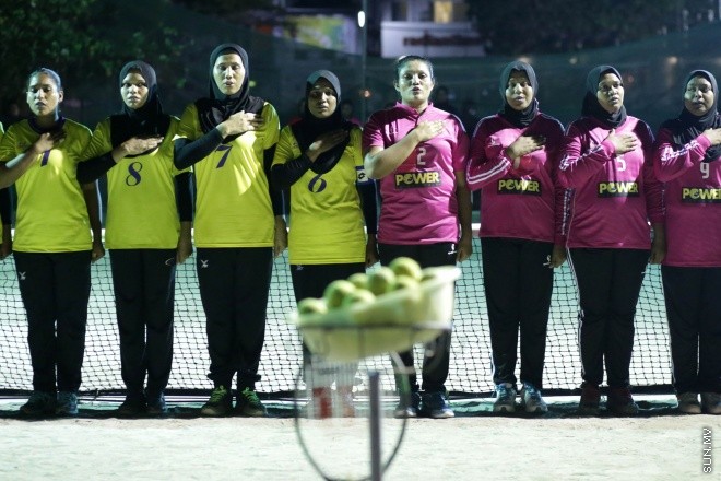 އޭޕްރީލް 25، 2015: ޕޮލިސް ކްލަބް ޒަމާނީ ފުރަތަމަ ބަށިބޯޅަ މުބާރާތުގެ ފައިނަލް މެޗާއި މުބާރާތް ނިންމުމުގެ ރަސްމިއްޔާތުގެ ތެރެއިން -- ސަން ފޮޓޯ/ ފަޔާޒު މޫސާ