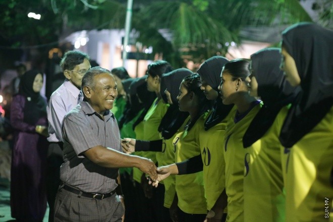 އޭޕްރީލް 25، 2015: ޕޮލިސް ކްލަބް ޒަމާނީ ފުރަތަމަ ބަށިބޯޅަ މުބާރާތުގެ ފައިނަލް މެޗާއި މުބާރާތް ނިންމުމުގެ ރަސްމިއްޔާތުގެ ތެރެއިން -- ސަން ފޮޓޯ/ ފަޔާޒު މޫސާ