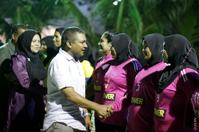 އޭޕްރީލް 25، 2015: ޕޮލިސް ކްލަބް ޒަމާނީ ފުރަތަމަ ބަށިބޯޅަ މުބާރާތުގެ ފައިނަލް މެޗާއި މުބާރާތް ނިންމުމުގެ ރަސްމިއްޔާތުގެ ތެރެއިން -- ސަން ފޮޓޯ/ ފަޔާޒު މޫސާ