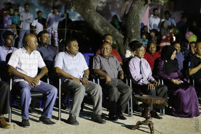 އޭޕްރީލް 25، 2015: ޕޮލިސް ކްލަބް ޒަމާނީ ފުރަތަމަ ބަށިބޯޅަ މުބާރާތުގެ ފައިނަލް މެޗާއި މުބާރާތް ނިންމުމުގެ ރަސްމިއްޔާތުގެ ތެރެއިން -- ސަން ފޮޓޯ/ ފަޔާޒު މޫސާ