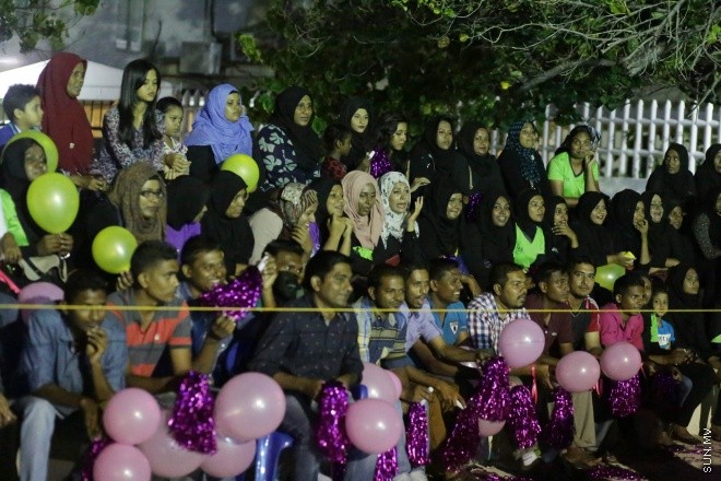 އޭޕްރީލް 25، 2015: ޕޮލިސް ކްލަބް ޒަމާނީ ފުރަތަމަ ބަށިބޯޅަ މުބާރާތުގެ ފައިނަލް މެޗާއި މުބާރާތް ނިންމުމުގެ ރަސްމިއްޔާތުގެ ތެރެއިން -- ސަން ފޮޓޯ/ ފަޔާޒު މޫސާ