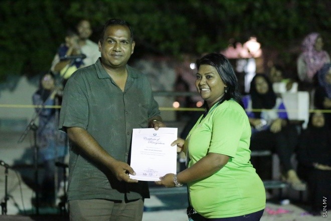 އޭޕްރީލް 25، 2015: ޕޮލިސް ކްލަބް ޒަމާނީ ފުރަތަމަ ބަށިބޯޅަ މުބާރާތުގެ ފައިނަލް މެޗާއި މުބާރާތް ނިންމުމުގެ ރަސްމިއްޔާތުގެ ތެރެއިން -- ސަން ފޮޓޯ/ ފަޔާޒު މޫސާ