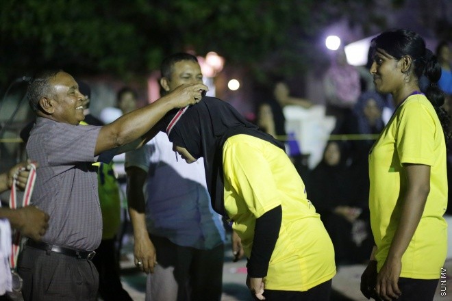 އޭޕްރީލް 25، 2015: ޕޮލިސް ކްލަބް ޒަމާނީ ފުރަތަމަ ބަށިބޯޅަ މުބާރާތުގެ ފައިނަލް މެޗާއި މުބާރާތް ނިންމުމުގެ ރަސްމިއްޔާތުގެ ތެރެއިން -- ސަން ފޮޓޯ/ ފަޔާޒު މޫސާ