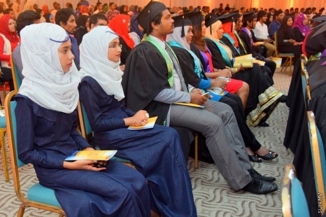 އޭޕްރިލް 29، 2015:މިރޭ ދަރުބާރުގޭގައި ބޭއްވި ކްލިކް ކޮލެޖްގެ ގްރެޖުއޭޝަންގެ ތެރެއިން --- ސަން ފޮޓޯ/ ޔޫސުފް ސޮފްވާން