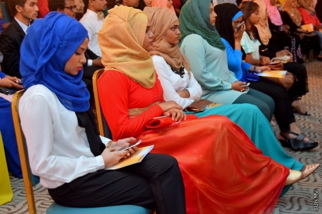 އޭޕްރިލް 29، 2015:މިރޭ ދަރުބާރުގޭގައި ބޭއްވި ކްލިކް ކޮލެޖްގެ ގްރެޖުއޭޝަންގެ ތެރެއިން --- ސަން ފޮޓޯ/ ޔޫސުފް ސޮފްވާން