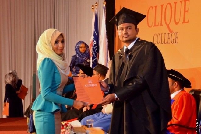 އޭޕްރިލް 29، 2015:މިރޭ ދަރުބާރުގޭގައި ބޭއްވި ކްލިކް ކޮލެޖްގެ ގްރެޖުއޭޝަންގެ ތެރެއިން --- ސަން ފޮޓޯ/ ޔޫސުފް ސޮފްވާން