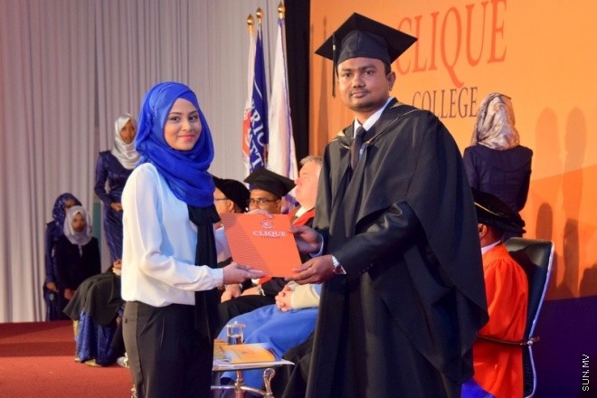 އޭޕްރިލް 29، 2015:މިރޭ ދަރުބާރުގޭގައި ބޭއްވި ކްލިކް ކޮލެޖްގެ ގްރެޖުއޭޝަންގެ ތެރެއިން --- ސަން ފޮޓޯ/ ޔޫސުފް ސޮފްވާން