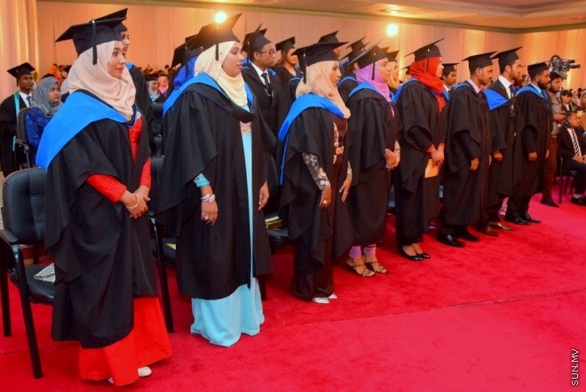 އޭޕްރިލް 29، 2015:މިރޭ ދަރުބާރުގޭގައި ބޭއްވި ކްލިކް ކޮލެޖްގެ ގްރެޖުއޭޝަންގެ ތެރެއިން --- ސަން ފޮޓޯ/ ޔޫސުފް ސޮފްވާން
