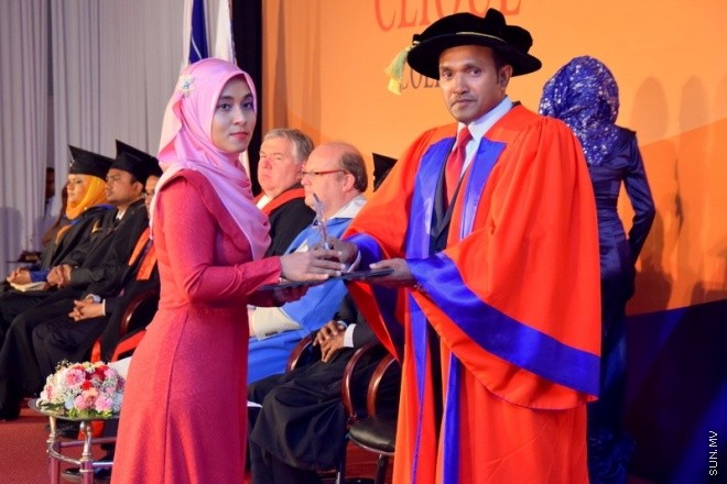 އޭޕްރިލް 29، 2015:މިރޭ ދަރުބާރުގޭގައި ބޭއްވި ކްލިކް ކޮލެޖްގެ ގްރެޖުއޭޝަންގެ ތެރެއިން --- ސަން ފޮޓޯ/ ޔޫސުފް ސޮފްވާން