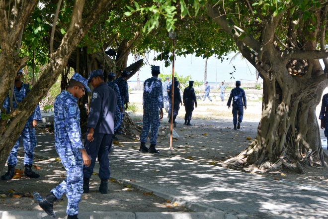 އާޓިފިޝަލް ބީޗު ސަރަހައްދު ބަލައި ފާސްކުރަނީ --- ސަން ފޮޓޯ/އަލީ ނަސީރު