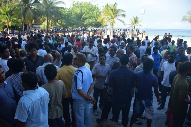 މޭޑޭގެ މުޒާހަރާގެ ތެރެއިން --ސަން ފޮޓޯ/އަލީ ނަސީރު