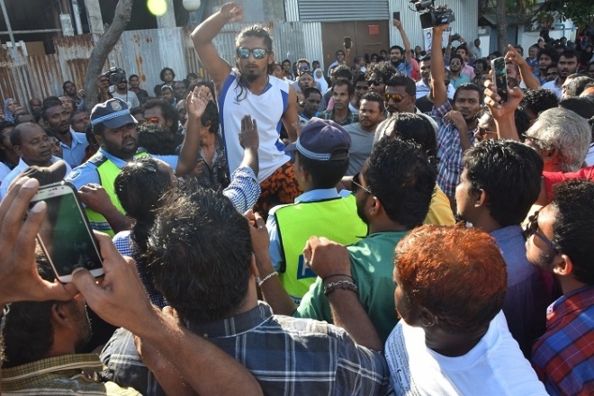 މޭޑޭގެ މުޒާހަރާގެ ތެރެއިން --ސަން ފޮޓޯ/އަލީ ނަސީރު