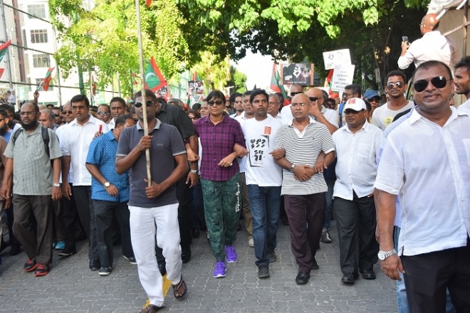 މޭޑޭގެ މުޒާހަރާގެ ތެރެއިން --ސަން ފޮޓޯ/އަލީ ނަސީރު