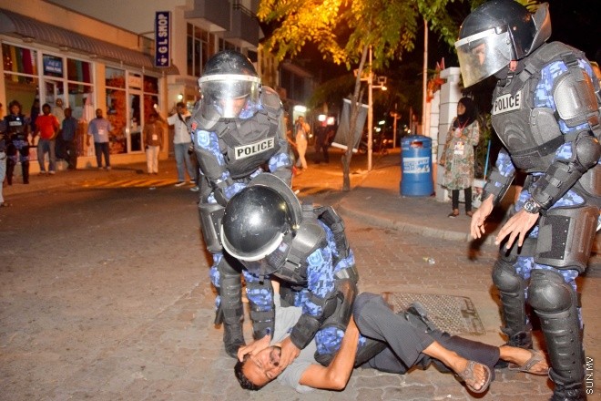 މޭ 1، 2015: "އަނިޔާވެރިކަން ނިންމުމަށް" ނަމުގައި އަދާލަތު ޕާޓީ އިސްވެ އިދުކޮޅު ފަރާތްތަކާއެކު ކުރި މުޒާހަރާގައި ހިނގައި ދިޔަ ހަމަ ނުޖެހުންތަށް &ndash; ސަންފޮޓޯ/ އަލީ ނަސީރު