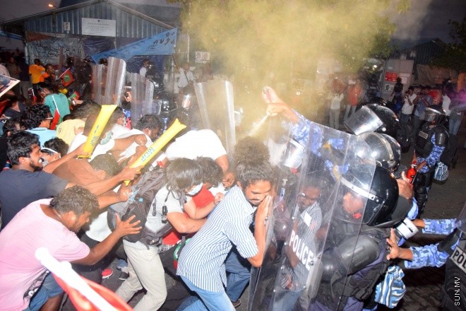 މޭ 1، 2015: "އަނިޔާވެރިކަން ނިންމުމަށް" ނަމުގައި އަދާލަތު ޕާޓީ އިސްވެ އިދުކޮޅު ފަރާތްތަކާއެކު ކުރި މުޒާހަރާގައި ހިނގައި ދިޔަ ހަމަ ނުޖެހުންތަށް &ndash; ސަންފޮޓޯ/ އަލީ ނަސީރު