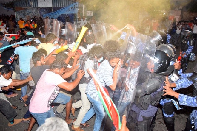 މޭ 1، 2015: "އަނިޔާވެރިކަން ނިންމުމަށް" ނަމުގައި އަދާލަތު ޕާޓީ އިސްވެ އިދުކޮޅު ފަރާތްތަކާއެކު ކުރި މުޒާހަރާގައި ހިނގައި ދިޔަ ހަމަ ނުޖެހުންތަށް &ndash; ސަންފޮޓޯ/ އަލީ ނަސީރު