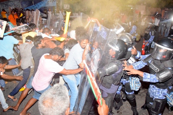 މޭ 1، 2015: "އަނިޔާވެރިކަން ނިންމުމަށް" ނަމުގައި އަދާލަތު ޕާޓީ އިސްވެ އިދުކޮޅު ފަރާތްތަކާއެކު ކުރި މުޒާހަރާގައި ހިނގައި ދިޔަ ހަމަ ނުޖެހުންތަށް &ndash; ސަންފޮޓޯ/ އަލީ ނަސީރު