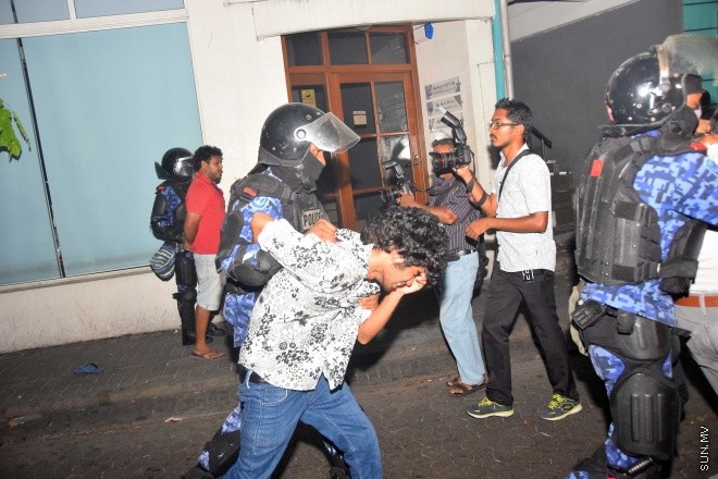 މޭ 1، 2015: "އަނިޔާވެރިކަން ނިންމުމަށް" ނަމުގައި އަދާލަތު ޕާޓީ އިސްވެ އިދުކޮޅު ފަރާތްތަކާއެކު ކުރި މުޒާހަރާގައި ހިނގައި ދިޔަ ހަމަ ނުޖެހުންތަށް &ndash; ސަންފޮޓޯ/ އަލީ ނަސީރު
