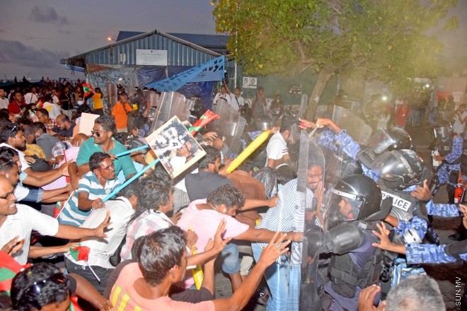 މޭ 1، 2015: "އަނިޔާވެރިކަން ނިންމުމަށް" ނަމުގައި އަދާލަތު ޕާޓީ އިސްވެ އިދުކޮޅު ފަރާތްތަކާއެކު ކުރި މުޒާހަރާގައި ހިނގައި ދިޔަ ހަމަ ނުޖެހުންތަށް &ndash; ސަންފޮޓޯ/ އަލީ ނަސީރު