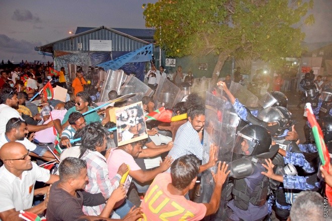 މޭ 1، 2015: "އަނިޔާވެރިކަން ނިންމުމަށް" ނަމުގައި އަދާލަތު ޕާޓީ އިސްވެ އިދުކޮޅު ފަރާތްތަކާއެކު ކުރި މުޒާހަރާގައި ހިނގައި ދިޔަ ހަމަ ނުޖެހުންތަށް &ndash; ސަންފޮޓޯ/ އަލީ ނަސީރު