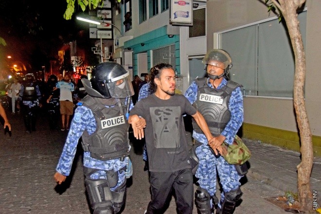 މޭ 1، 2015: "އަނިޔާވެރިކަން ނިންމުމަށް" ނަމުގައި އަދާލަތު ޕާޓީ އިސްވެ އިދުކޮޅު ފަރާތްތަކާއެކު ކުރި މުޒާހަރާގައި ހިނގައި ދިޔަ ހަމަ ނުޖެހުންތަށް &ndash; ސަންފޮޓޯ/ އަލީ ނަސީރު