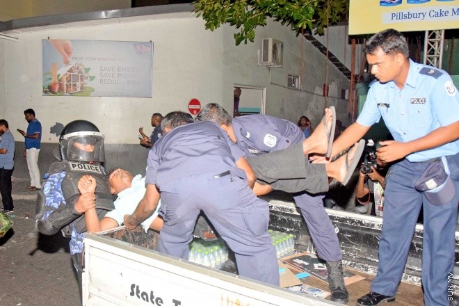 މޭ 1، 2015: "އަނިޔާވެރިކަން ނިންމުމަށް" ނަމުގައި އަދާލަތު ޕާޓީ އިސްވެ އިދުކޮޅު ފަރާތްތަކާއެކު ކުރި މުޒާހަރާގައި ހިނގައި ދިޔަ ހަމަ ނުޖެހުންތަށް &ndash; ސަންފޮޓޯ/ އަލީ ނަސީރު
