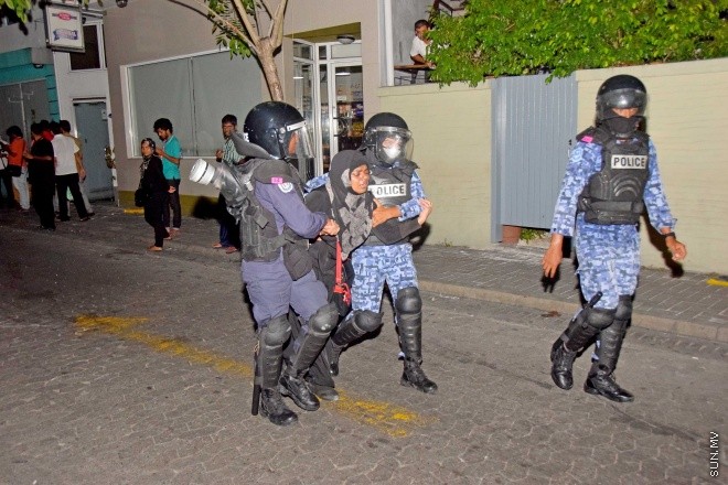 މޭ 1، 2015: "އަނިޔާވެރިކަން ނިންމުމަށް" ނަމުގައި އަދާލަތު ޕާޓީ އިސްވެ އިދުކޮޅު ފަރާތްތަކާއެކު ކުރި މުޒާހަރާގައި ހިނގައި ދިޔަ ހަމަ ނުޖެހުންތަށް &ndash; ސަންފޮޓޯ/ އަލީ ނަސީރު