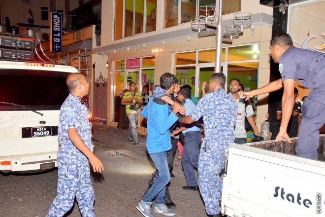މޭ 1، 2015: "އަނިޔާވެރިކަން ނިންމުމަށް" ނަމުގައި އަދާލަތު ޕާޓީ އިސްވެ އިދުކޮޅު ފަރާތްތަކާއެކު ކުރި މުޒާހަރާގައި ހިނގައި ދިޔަ ހަމަ ނުޖެހުންތަށް &ndash; ސަންފޮޓޯ/ އަލީ ނަސީރު