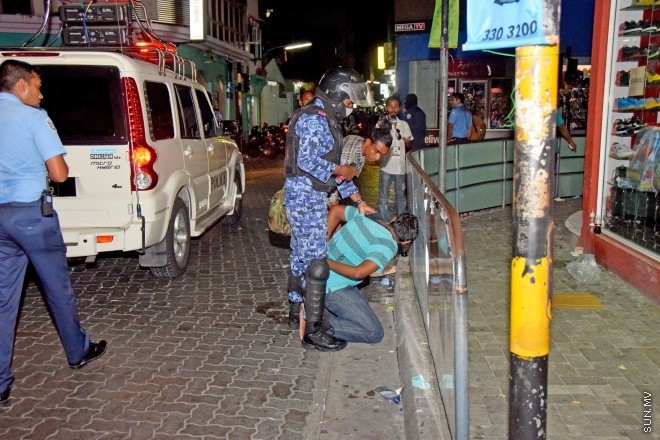 މޭ 1، 2015: "އަނިޔާވެރިކަން ނިންމުމަށް" ނަމުގައި އަދާލަތު ޕާޓީ އިސްވެ އިދުކޮޅު ފަރާތްތަކާއެކު ކުރި މުޒާހަރާގައި ހިނގައި ދިޔަ ހަމަ ނުޖެހުންތަށް &ndash; ސަންފޮޓޯ/ އަލީ ނަސީރު