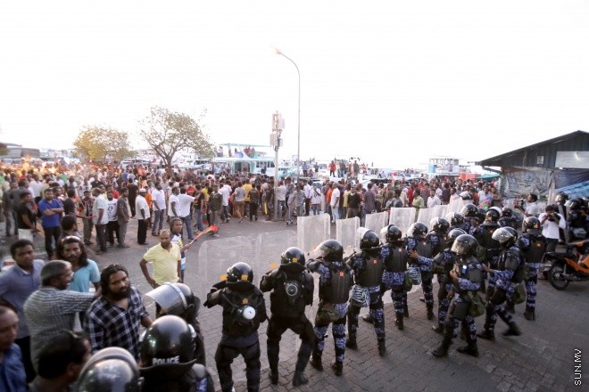 މޭ 1، 2015: "އަނިޔާވެރިކަން ނިންމުމަށް" ނަމުގައި އަދާލަތު ޕާޓީ އިސްވެ އިދުކޮޅު ފަރާތްތަކާއެކު ކުރި މުޒާހަރާގައި ހިނގައި ދިޔަ ހަމަ ނުޖެހުންތަށް &ndash; ސަންފޮޓޯ/ ފަޔާޒު މޫސާ