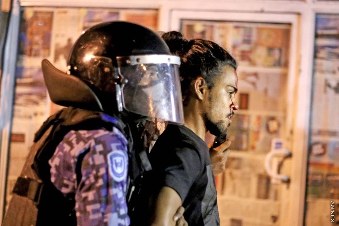 މޭ 1، 2015: "އަނިޔާވެރިކަން ނިންމުމަށް" ނަމުގައި އަދާލަތު ޕާޓީ އިސްވެ އިދުކޮޅު ފަރާތްތަކާއެކު ކުރި މުޒާހަރާގައި ހިނގައި ދިޔަ ހަމަ ނުޖެހުންތަށް &ndash; ސަންފޮޓޯ/ ފަޔާޒު މޫސާ