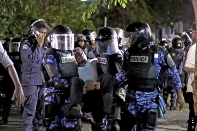 މޭ 1، 2015: "އަނިޔާވެރިކަން ނިންމުމަށް" ނަމުގައި އަދާލަތު ޕާޓީ އިސްވެ އިދުކޮޅު ފަރާތްތަކާއެކު ކުރި މުޒާހަރާގައި ހިނގައި ދިޔަ ހަމަ ނުޖެހުންތަށް &ndash; ސަންފޮޓޯ/ ފަޔާޒު މޫސާ