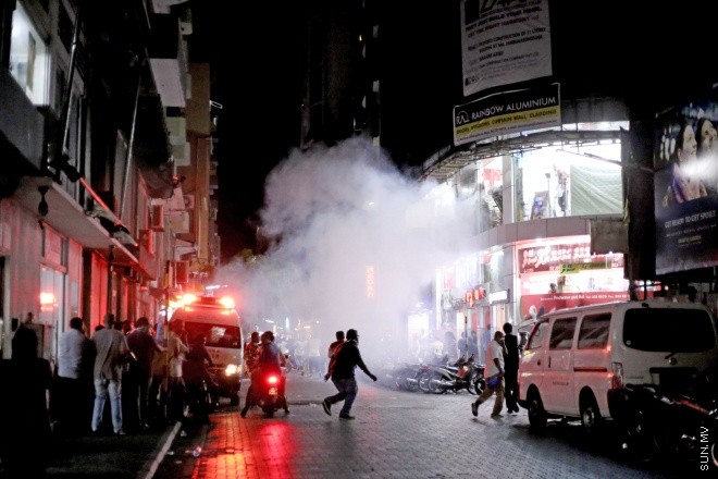 މޭ 1، 2015: "އަނިޔާވެރިކަން ނިންމުމަށް" ނަމުގައި އަދާލަތު ޕާޓީ އިސްވެ އިދުކޮޅު ފަރާތްތަކާއެކު ކުރި މުޒާހަރާގައި ހިނގައި ދިޔަ ހަމަ ނުޖެހުންތަށް &ndash; ސަންފޮޓޯ/ ފަޔާޒު މޫސާ
