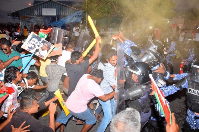 މޭ 1، 2015: "އަނިޔާވެރިކަން ނިންމުމަށް" ނަމުގައި އަދާލަތު ޕާޓީ އިސްވެ އިދުކޮޅު ފަރާތްތަކާއެކު ކުރި މުޒާހަރާގައި ހިނގައި ދިޔަ ހަމަ ނުޖެހުންތަށް &ndash; ސަންފޮޓޯ/ އަލީ ނަސީރު