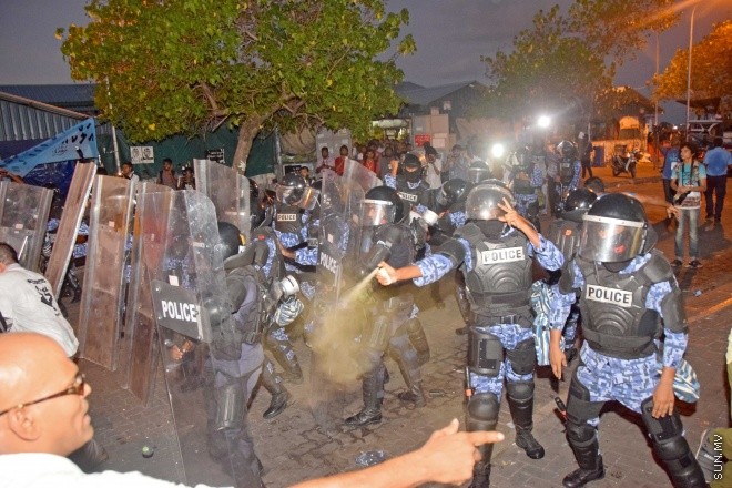 މޭ 1، 2015: "އަނިޔާވެރިކަން ނިންމުމަށް" ނަމުގައި އަދާލަތު ޕާޓީ އިސްވެ އިދުކޮޅު ފަރާތްތަކާއެކު ކުރި މުޒާހަރާގައި ހިނގައި ދިޔަ ހަމަ ނުޖެހުންތަށް &ndash; ސަންފޮޓޯ/ އަލީ ނަސީރު