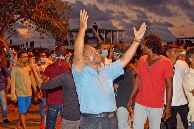 މޭ 1، 2015: "އަނިޔާވެރިކަން ނިންމުމަށް" ނަމުގައި އަދާލަތު ޕާޓީ އިސްވެ އިދުކޮޅު ފަރާތްތަކާއެކު ކުރި މުޒާހަރާގައި ހިނގައި ދިޔަ ހަމަ ނުޖެހުންތަށް &ndash; ސަންފޮޓޯ/ އަލީ ނަސީރު