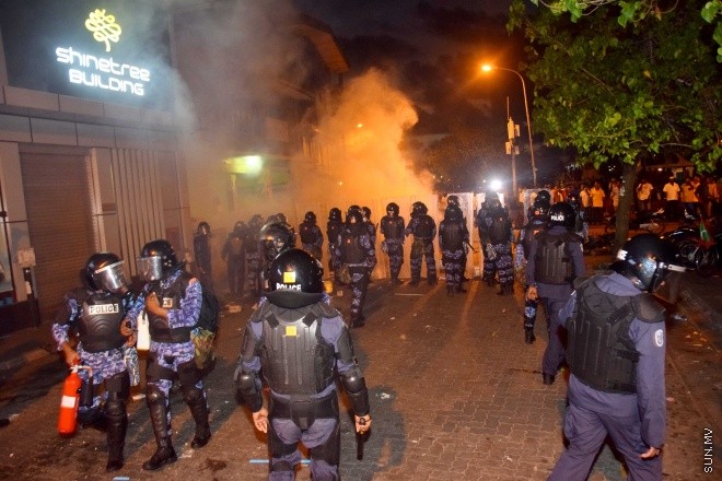 މޭ 1، 2015: "އަނިޔާވެރިކަން ނިންމުމަށް" ނަމުގައި އަދާލަތު ޕާޓީ އިސްވެ އިދުކޮޅު ފަރާތްތަކާއެކު ކުރި މުޒާހަރާގައި ހިނގައި ދިޔަ ހަމަ ނުޖެހުންތަށް &ndash; ސަންފޮޓޯ/ އަލީ ނަސީރު