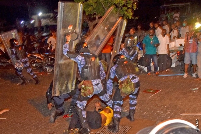 މޭ 1، 2015: "އަނިޔާވެރިކަން ނިންމުމަށް" ނަމުގައި އަދާލަތު ޕާޓީ އިސްވެ އިދުކޮޅު ފަރާތްތަކާއެކު ކުރި މުޒާހަރާގައި ހިނގައި ދިޔަ ހަމަ ނުޖެހުންތަށް &ndash; ސަންފޮޓޯ/ އަލީ ނަސީރު
